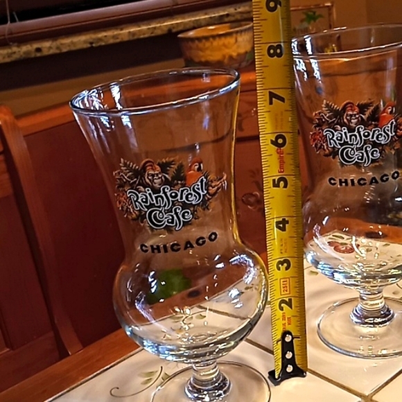 Rainforest Cafe "Chicago" 8" Hurricane Cocktail Glasses. Set of 2. Ext Cond. - Picture 6 of 7